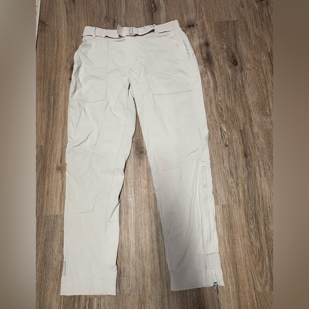 Athleta women’s Trekki  Light Cream Cargo hiking pants Excellent used size 4